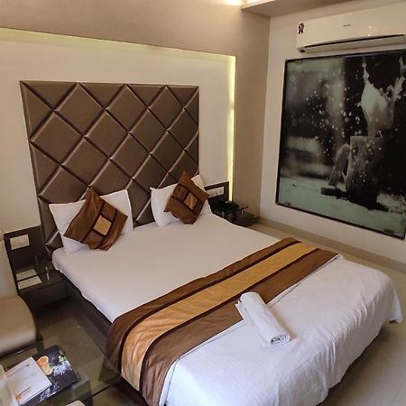 Hotel Flair Inn Ahmedabad Buitenkant foto
