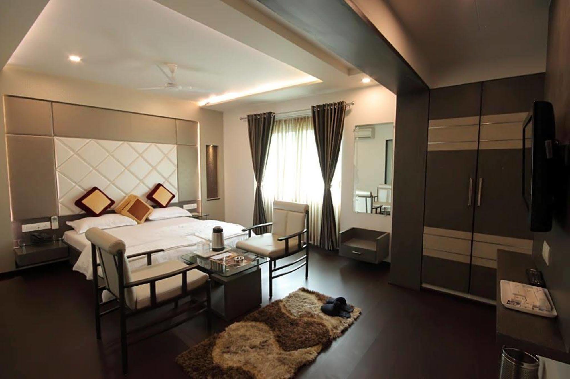 Hotel Flair Inn Ahmedabad Buitenkant foto